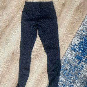 Excellent like new condition Lululemon Wunder unders in camo print size 6